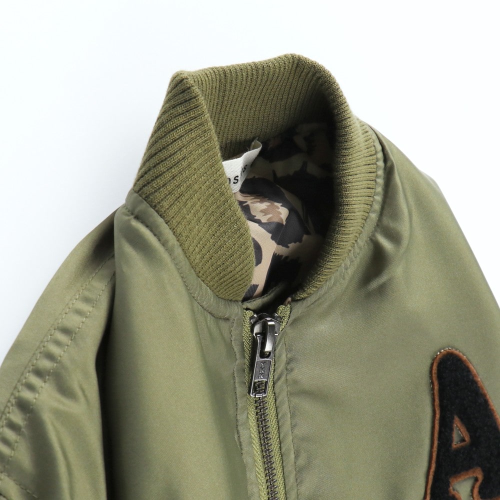 カーキグリーン