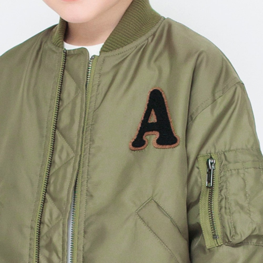 カーキグリーン