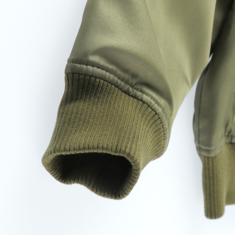 カーキグリーン