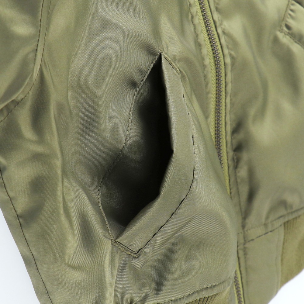 カーキグリーン