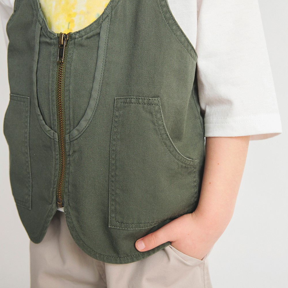 カーキグリーン