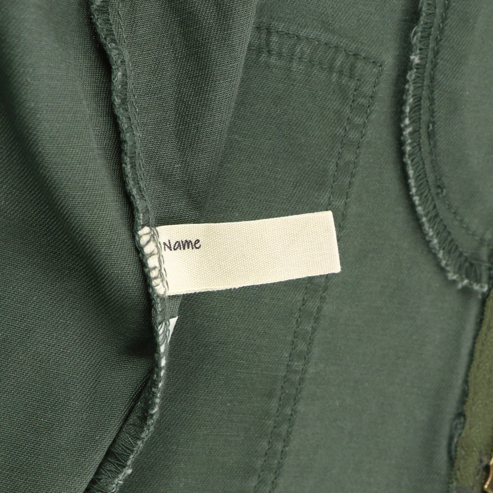 カーキグリーン