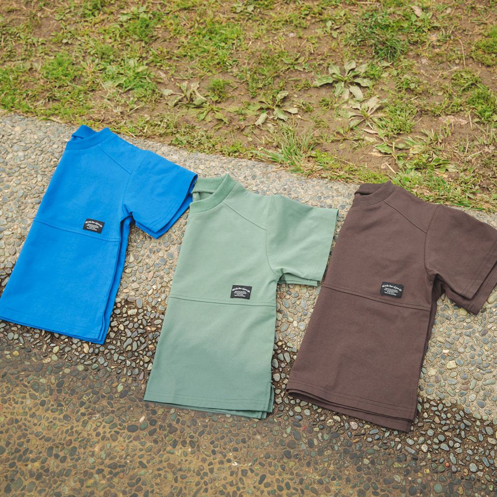 カーキグリーン