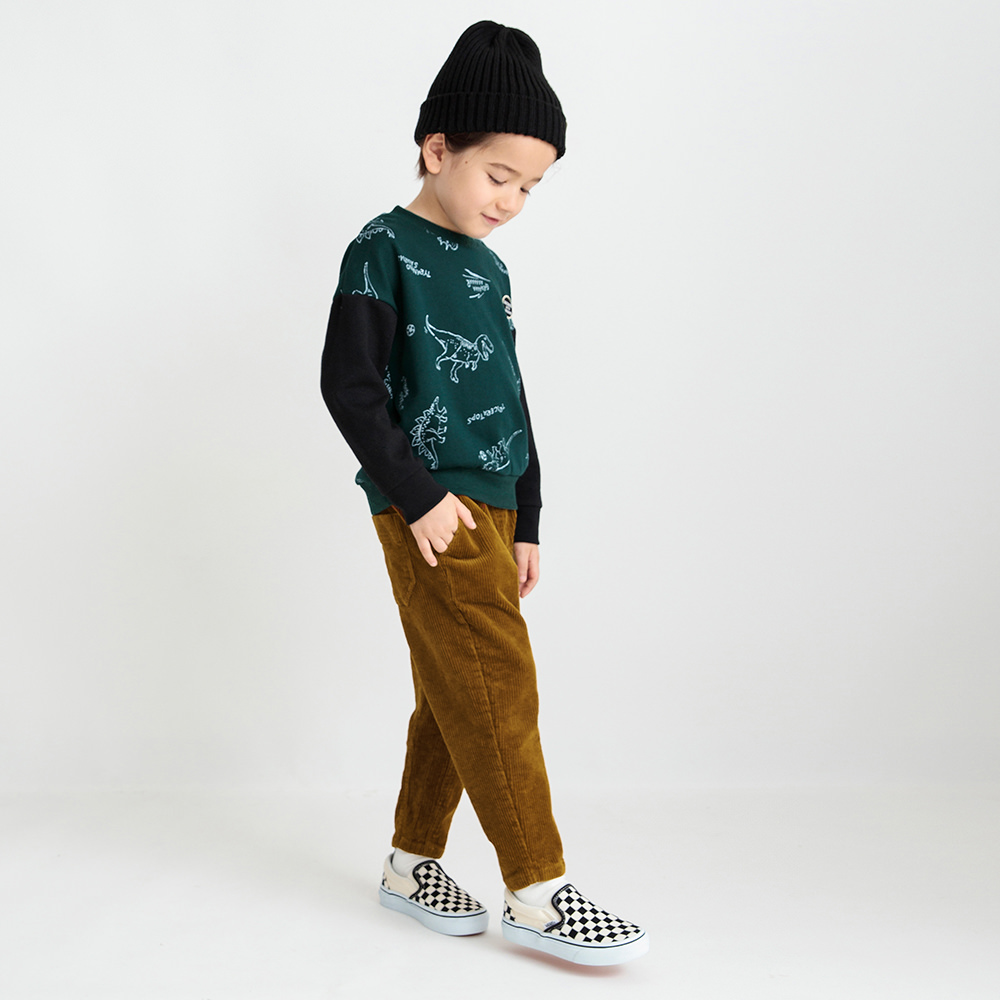 カーキグリーン