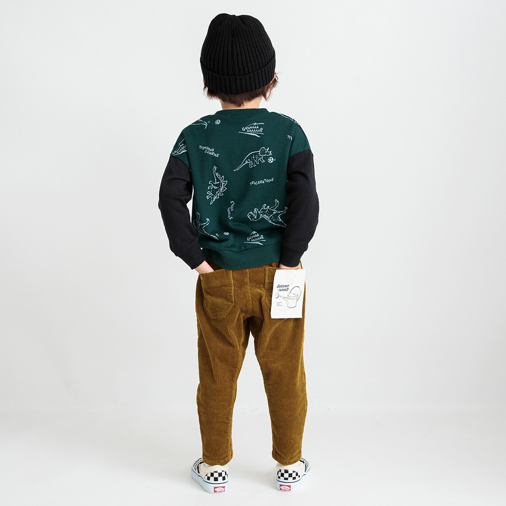 カーキグリーン