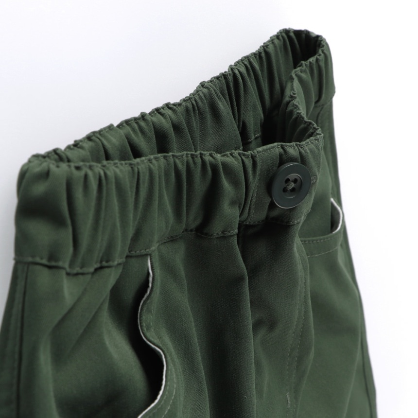 カーキグリーン