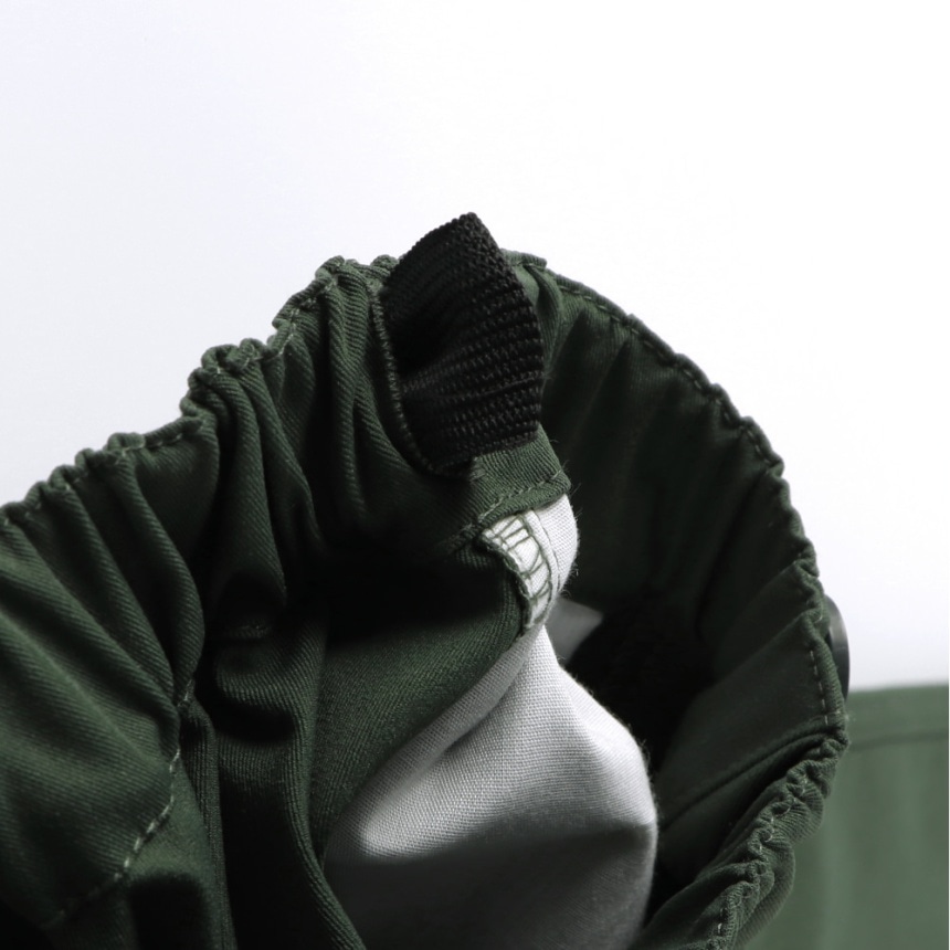 カーキグリーン