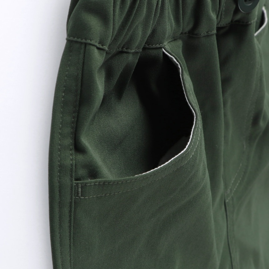 カーキグリーン