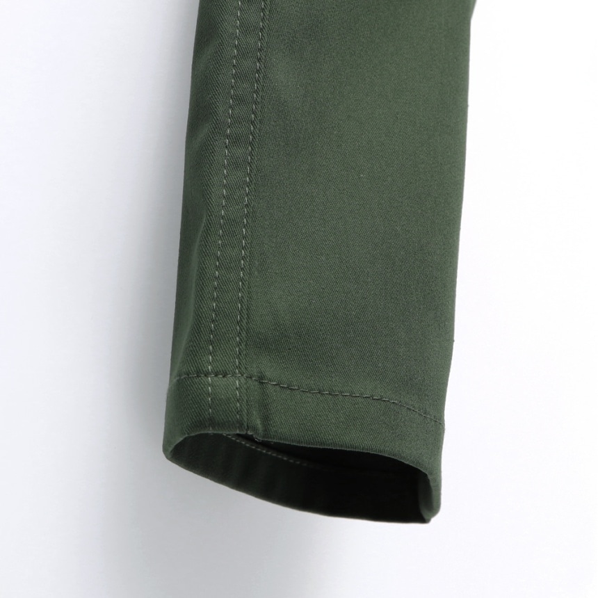 カーキグリーン