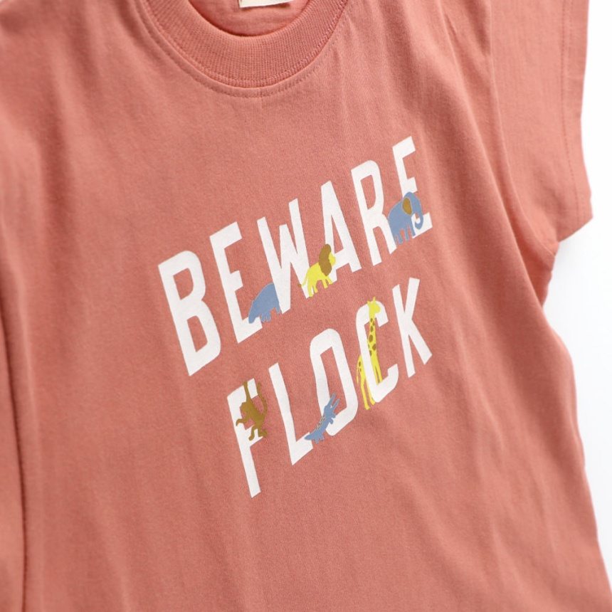 サーモンピンク