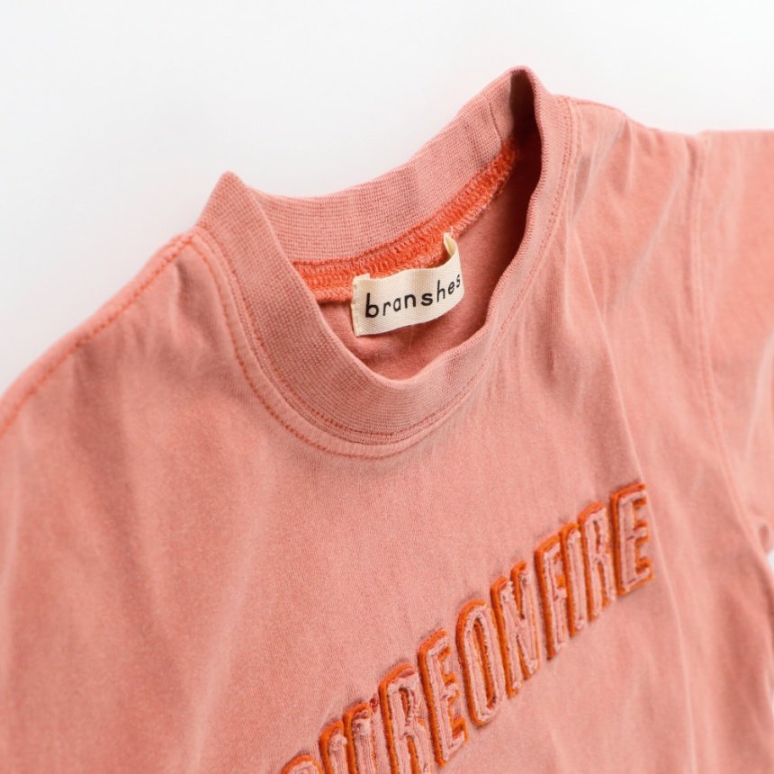 サーモンピンク