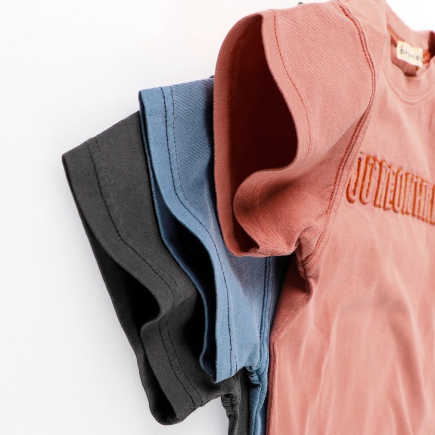 サーモンピンク