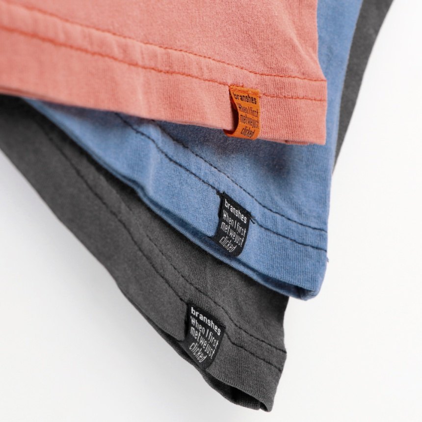 サーモンピンク