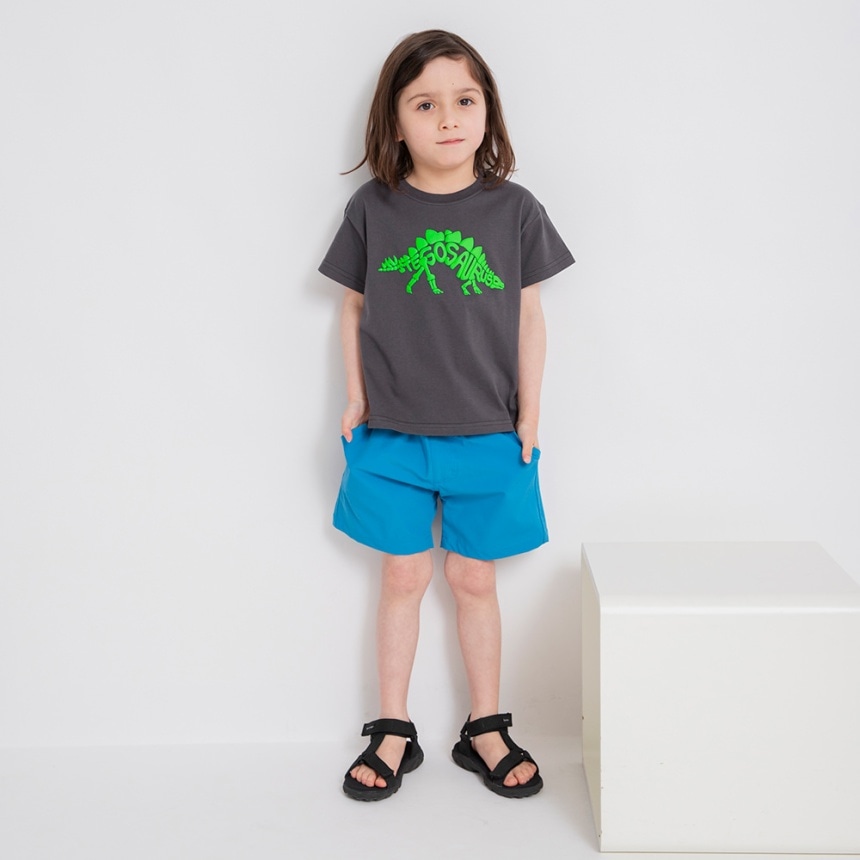 エメラルドグリーン