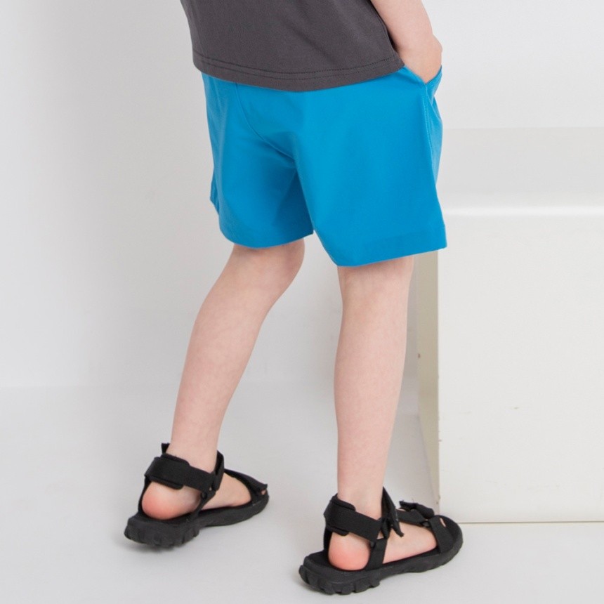 エメラルドグリーン