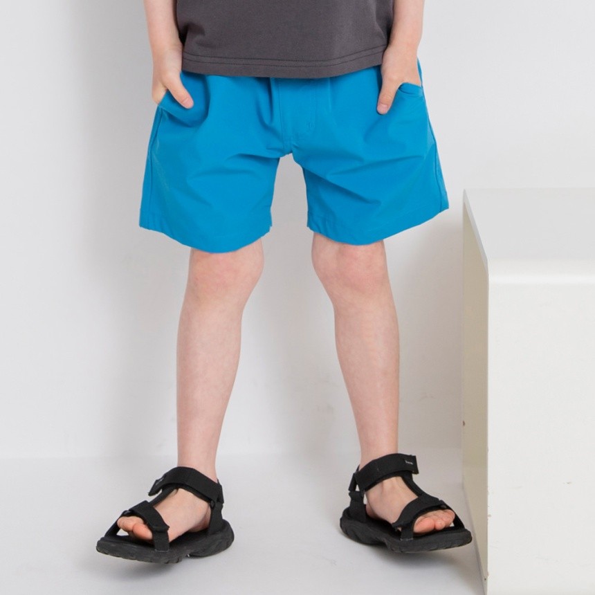 エメラルドグリーン