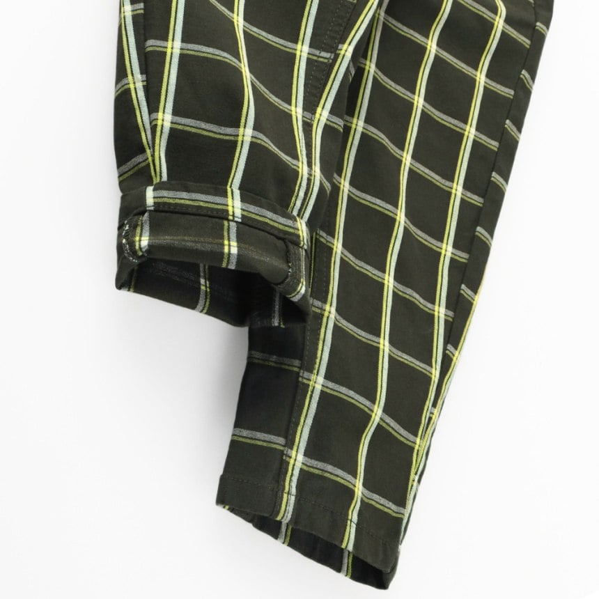 チャコールグレー