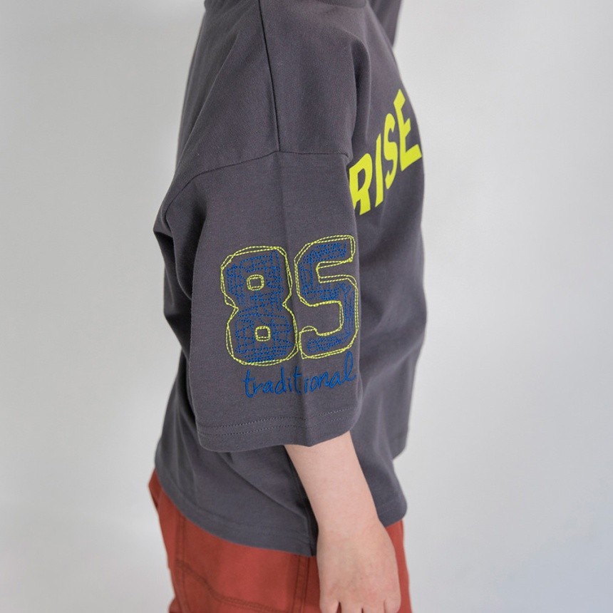 チャコールグレー