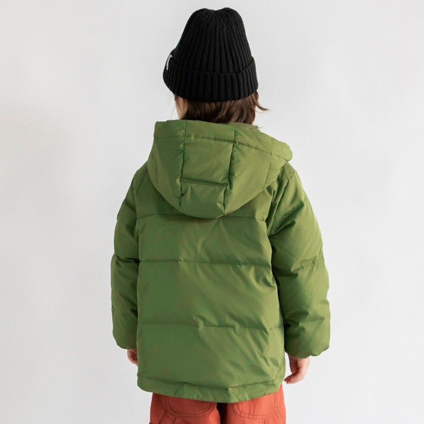 カーキグリーン