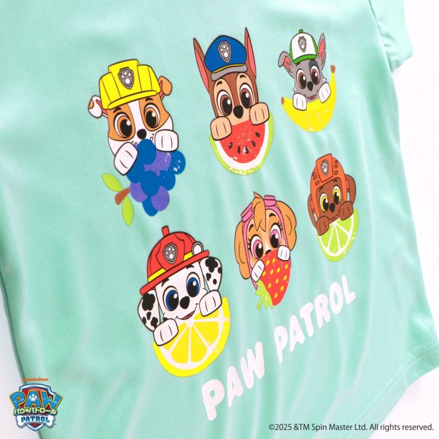 エメラルドグリーン