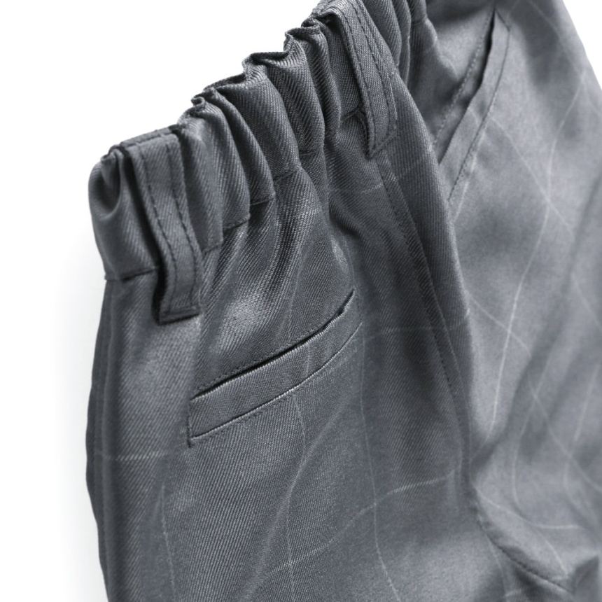 チャコールグレー