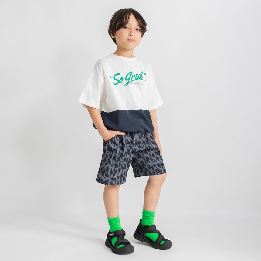 チャコールグレー