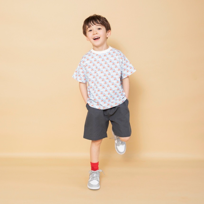 チャコールグレー