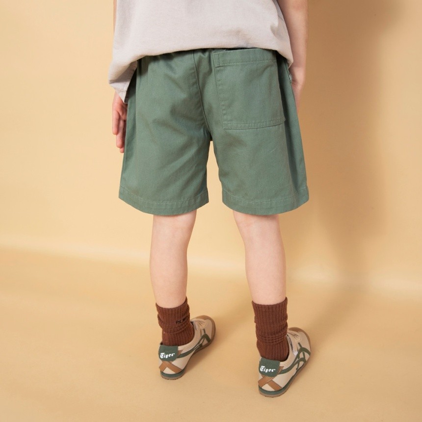 カーキグリーン