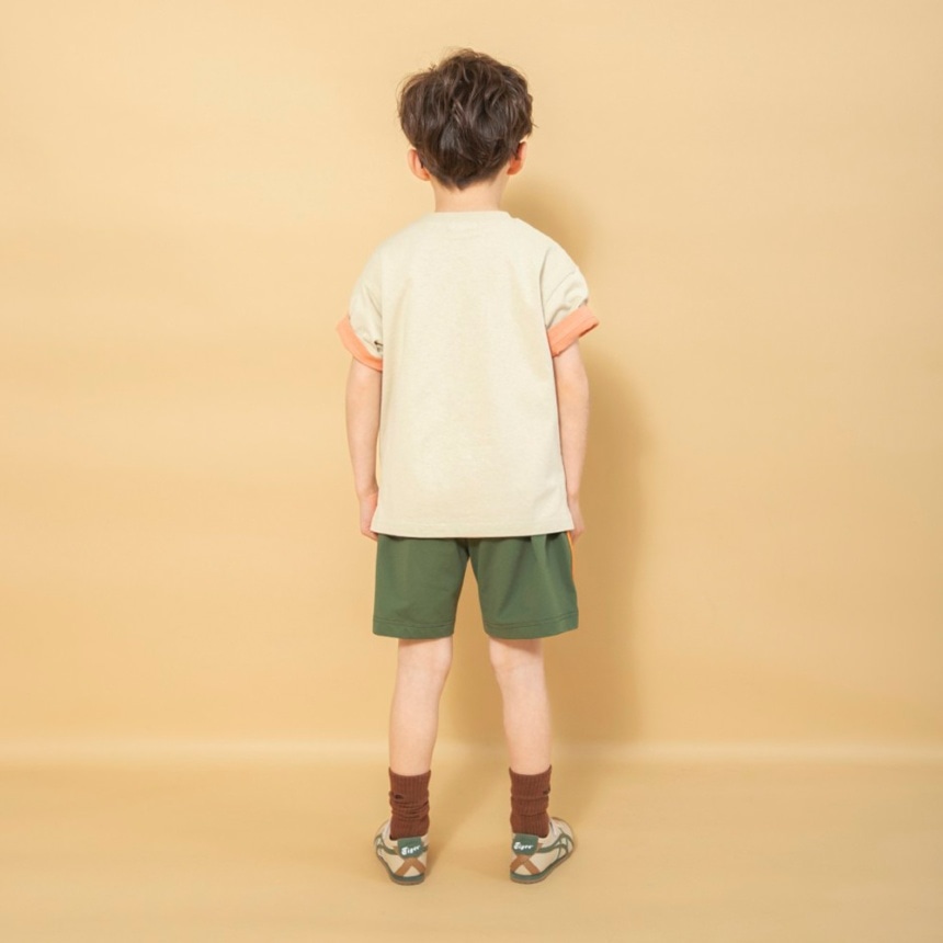 カーキグリーン