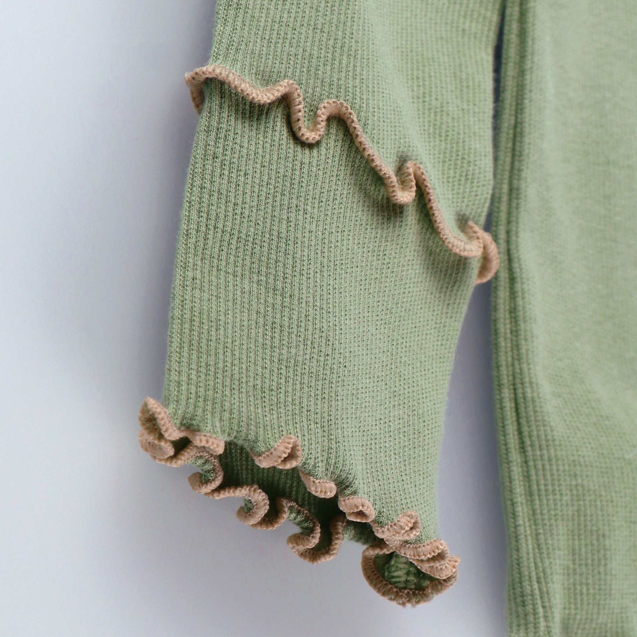 ライトグリーン