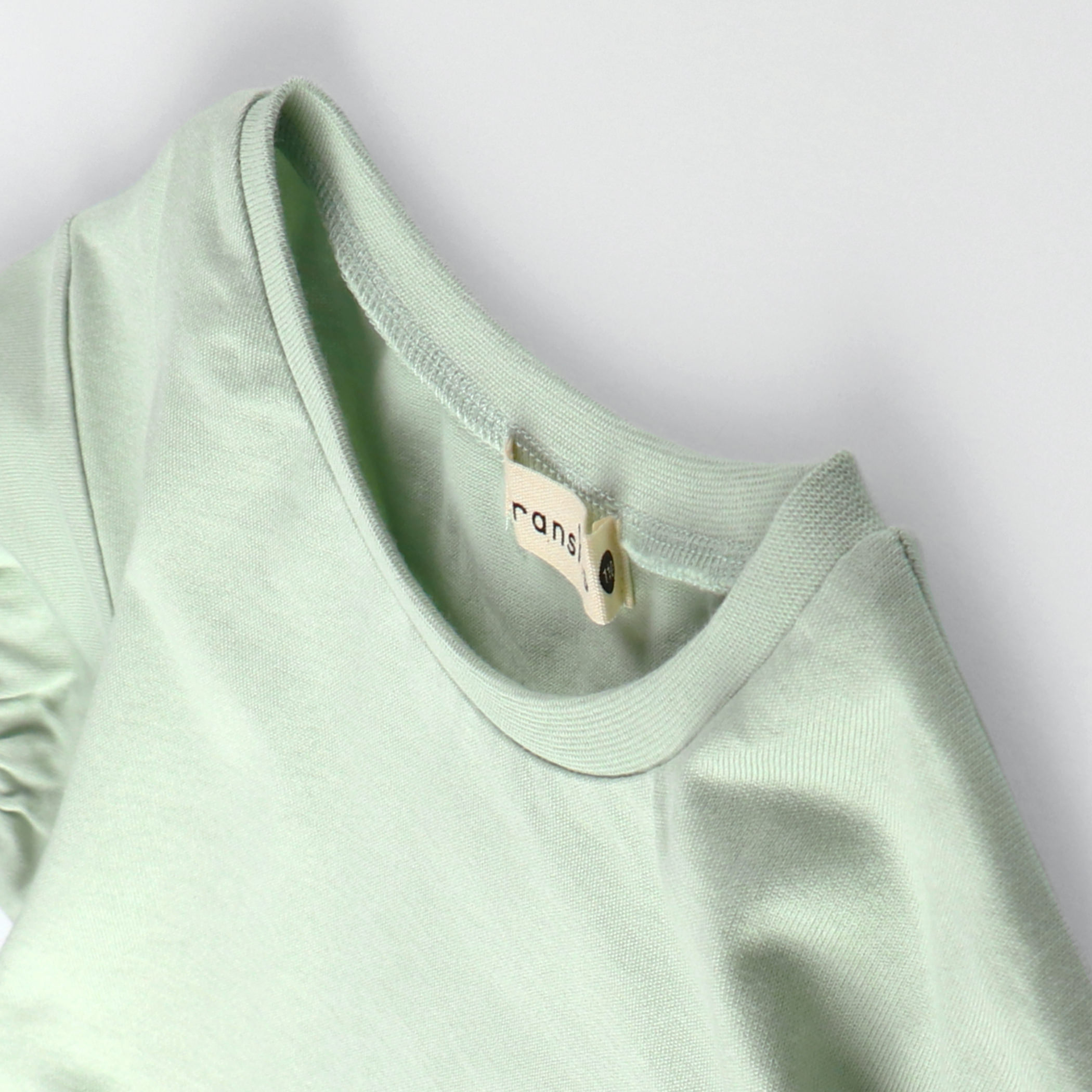 ライトグリーン