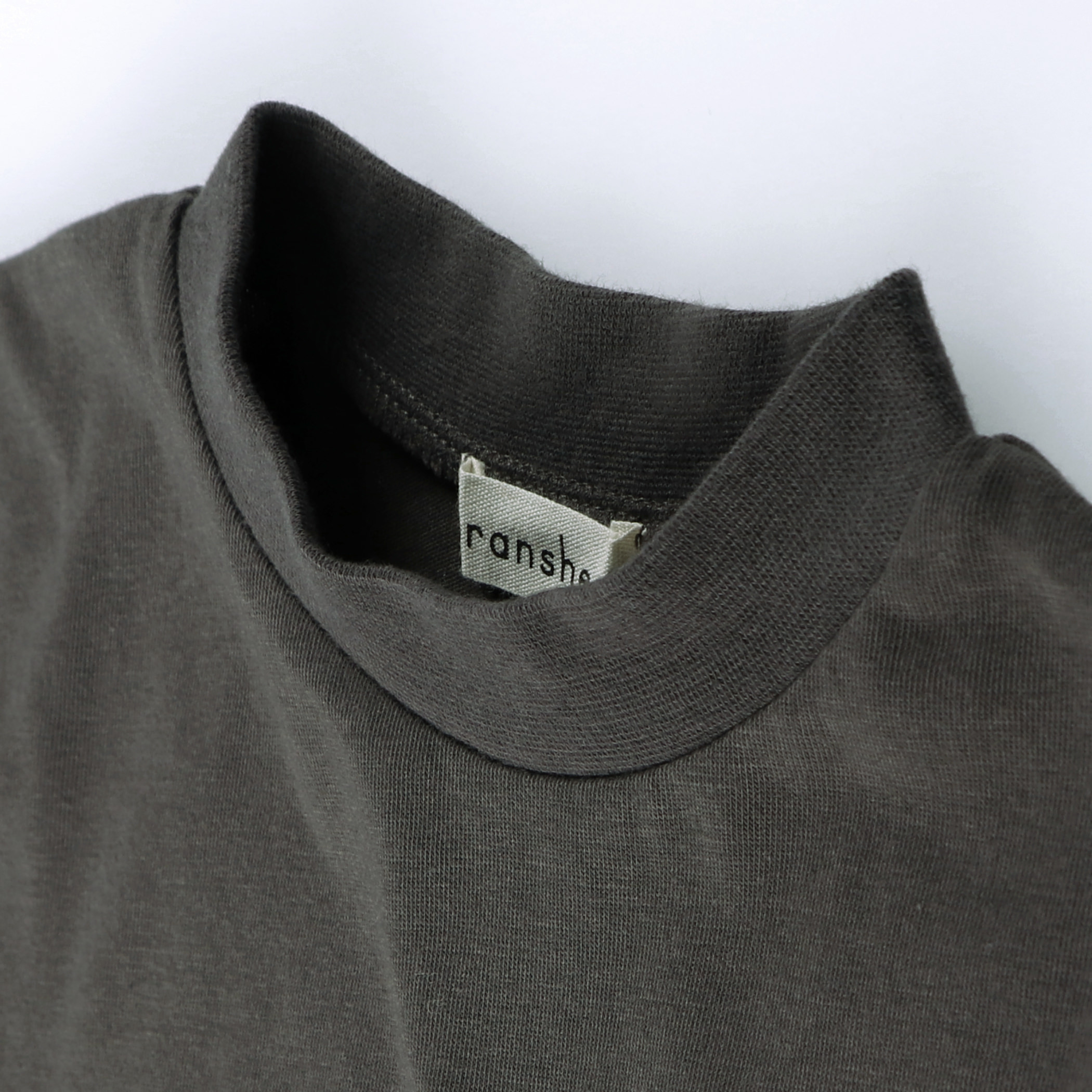 チャコールグレー