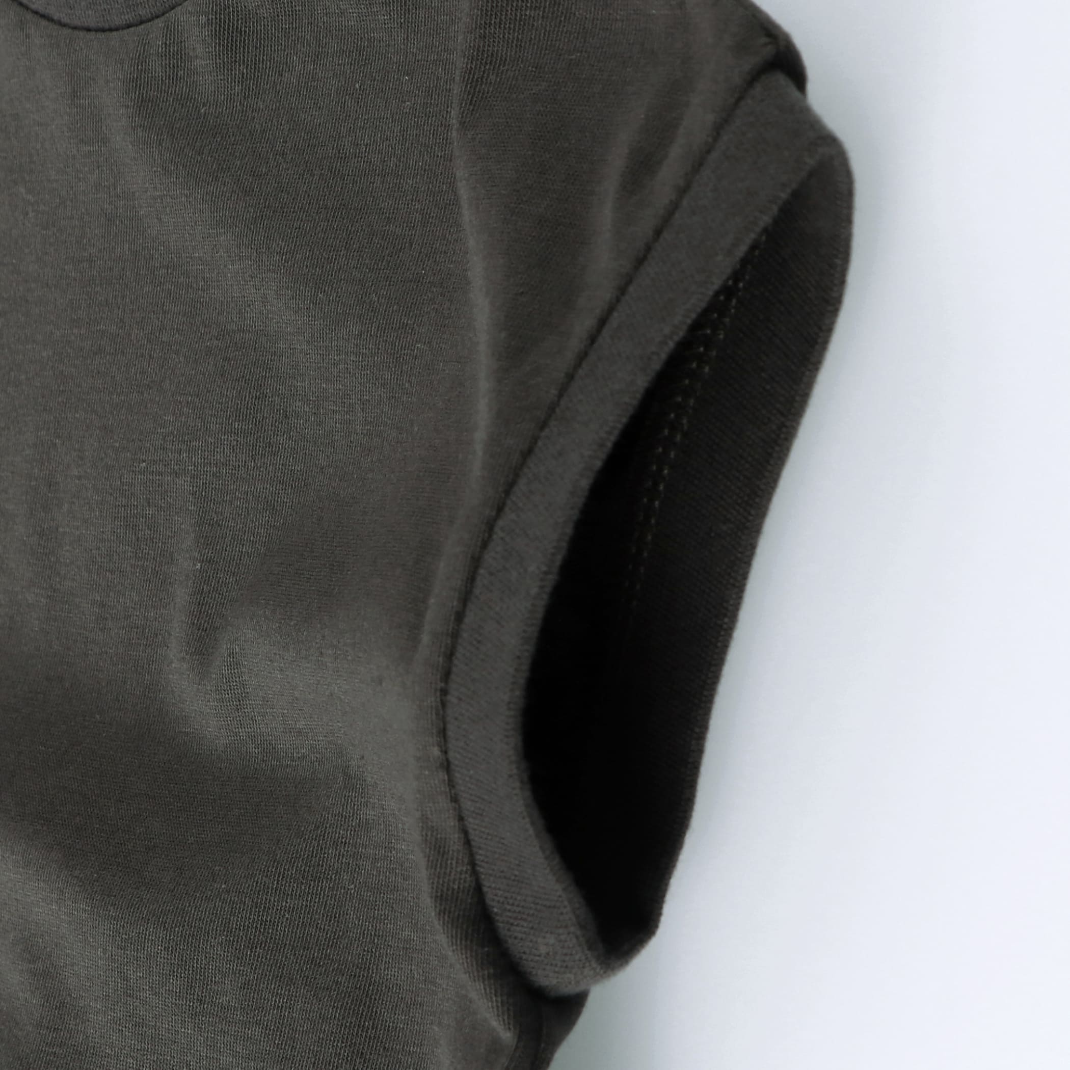 チャコールグレー