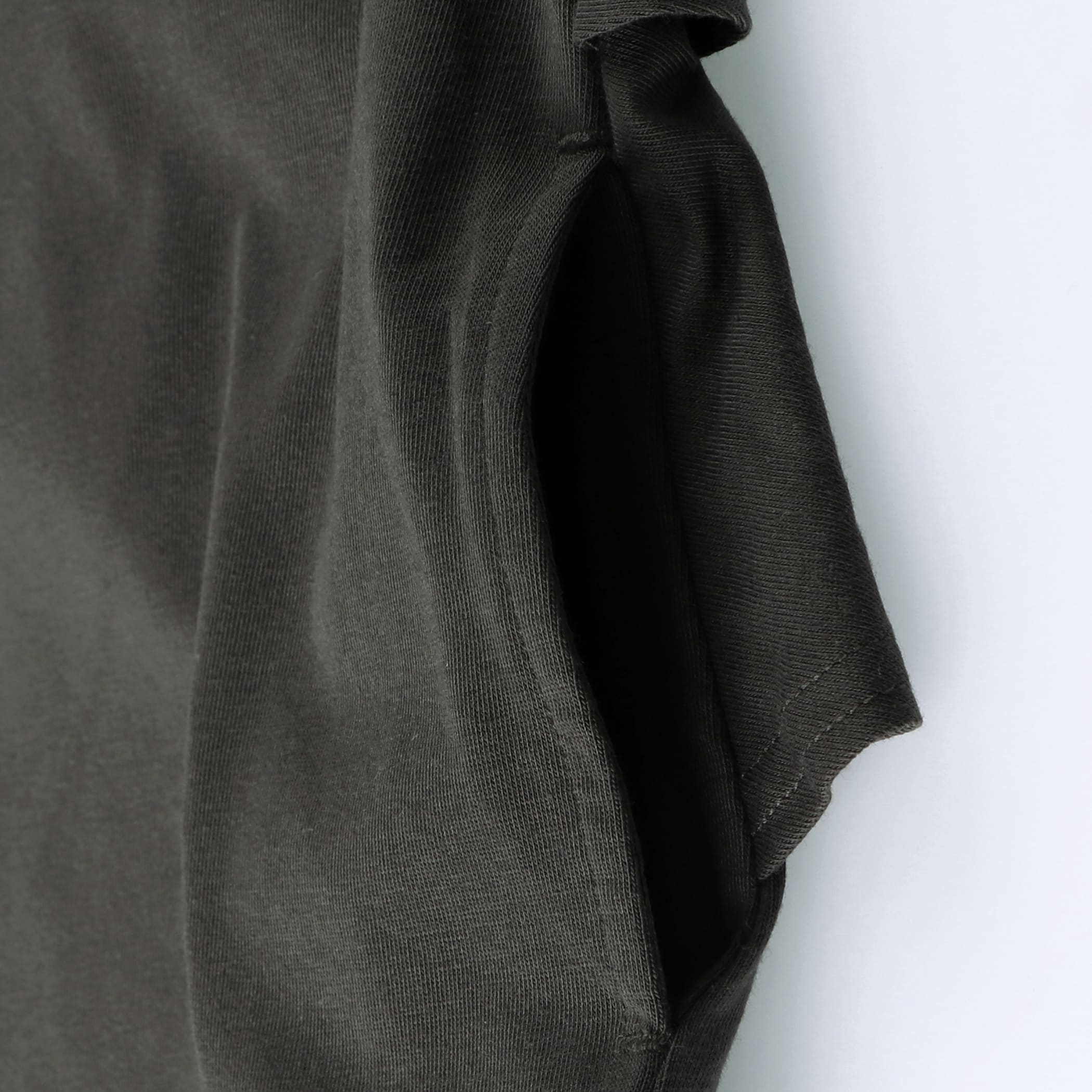 チャコールグレー