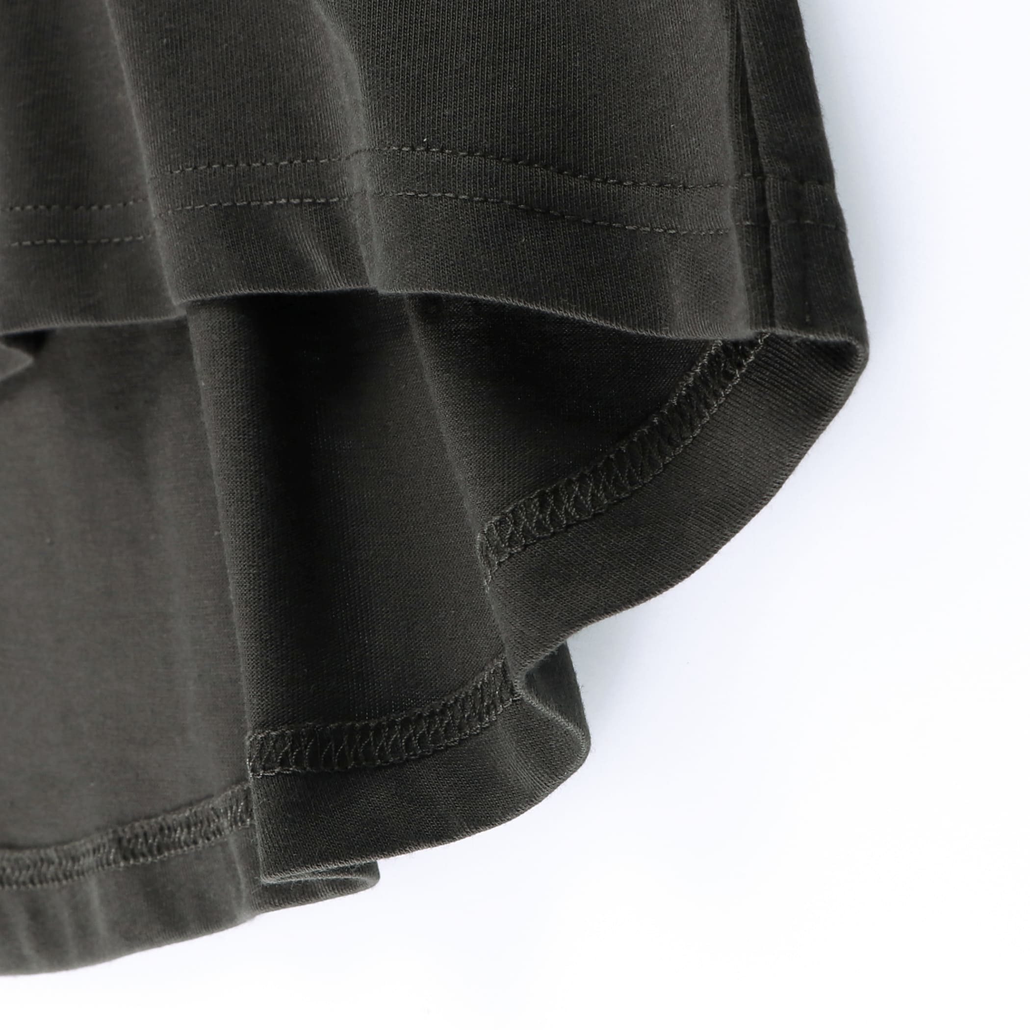 チャコールグレー