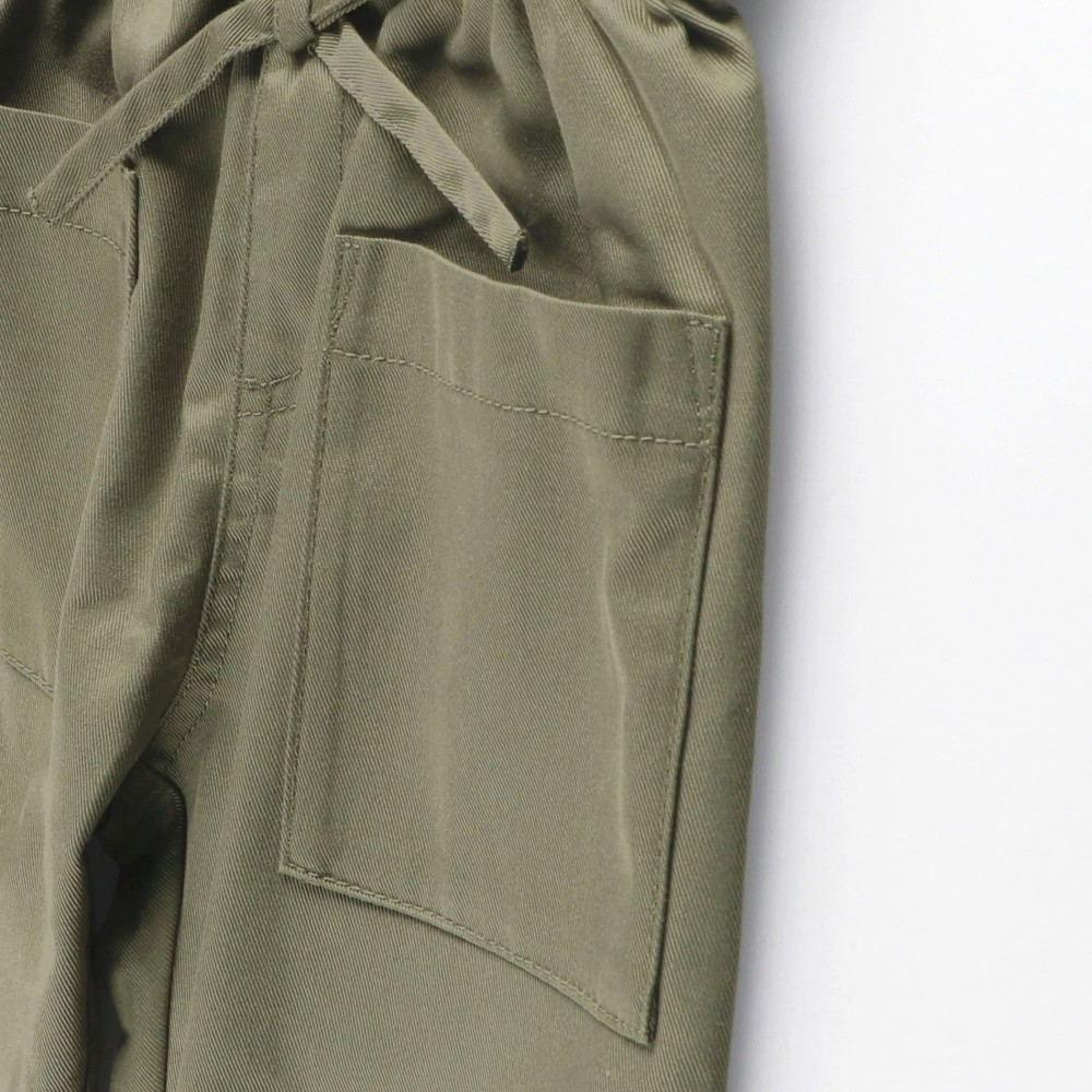 カーキグリーン