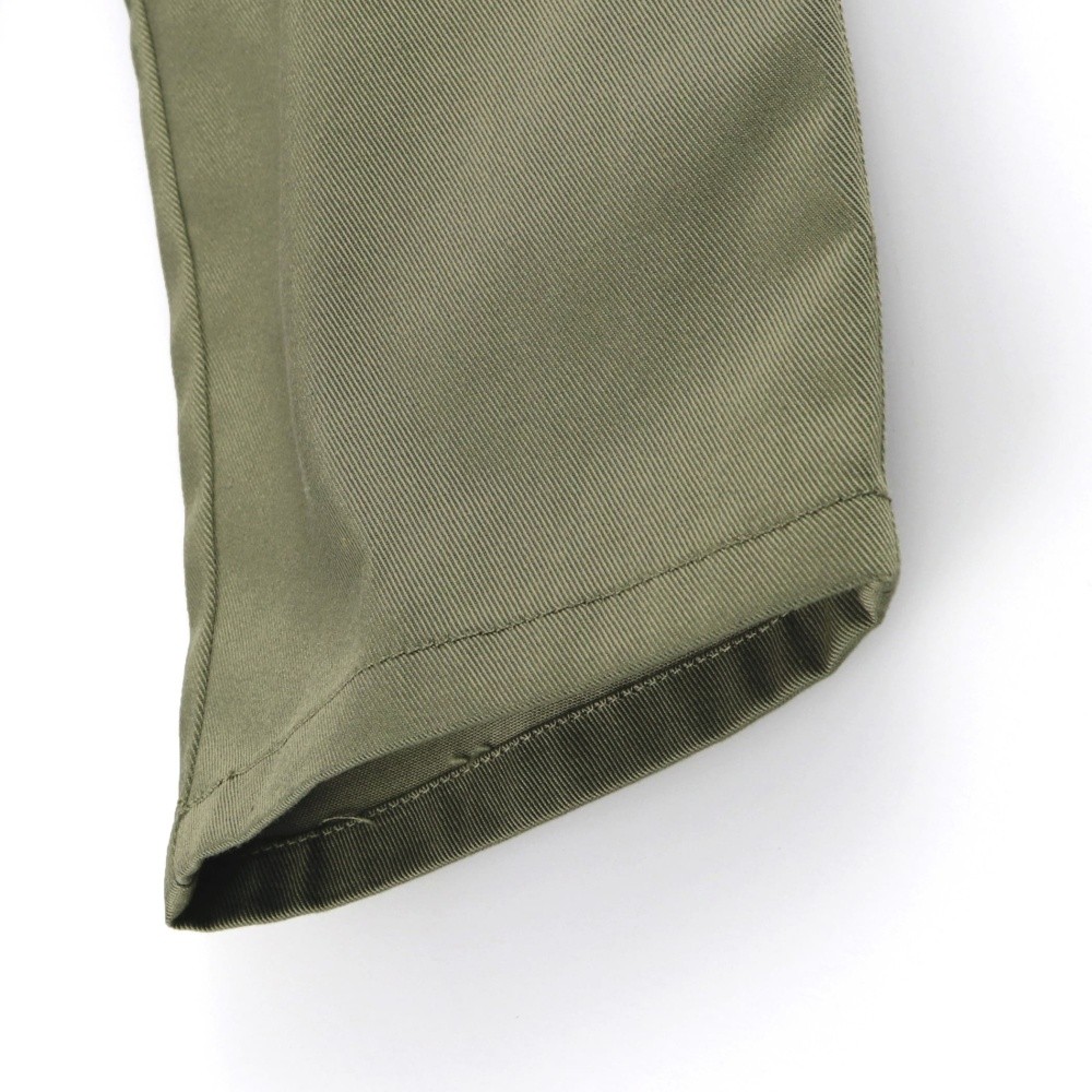 カーキグリーン