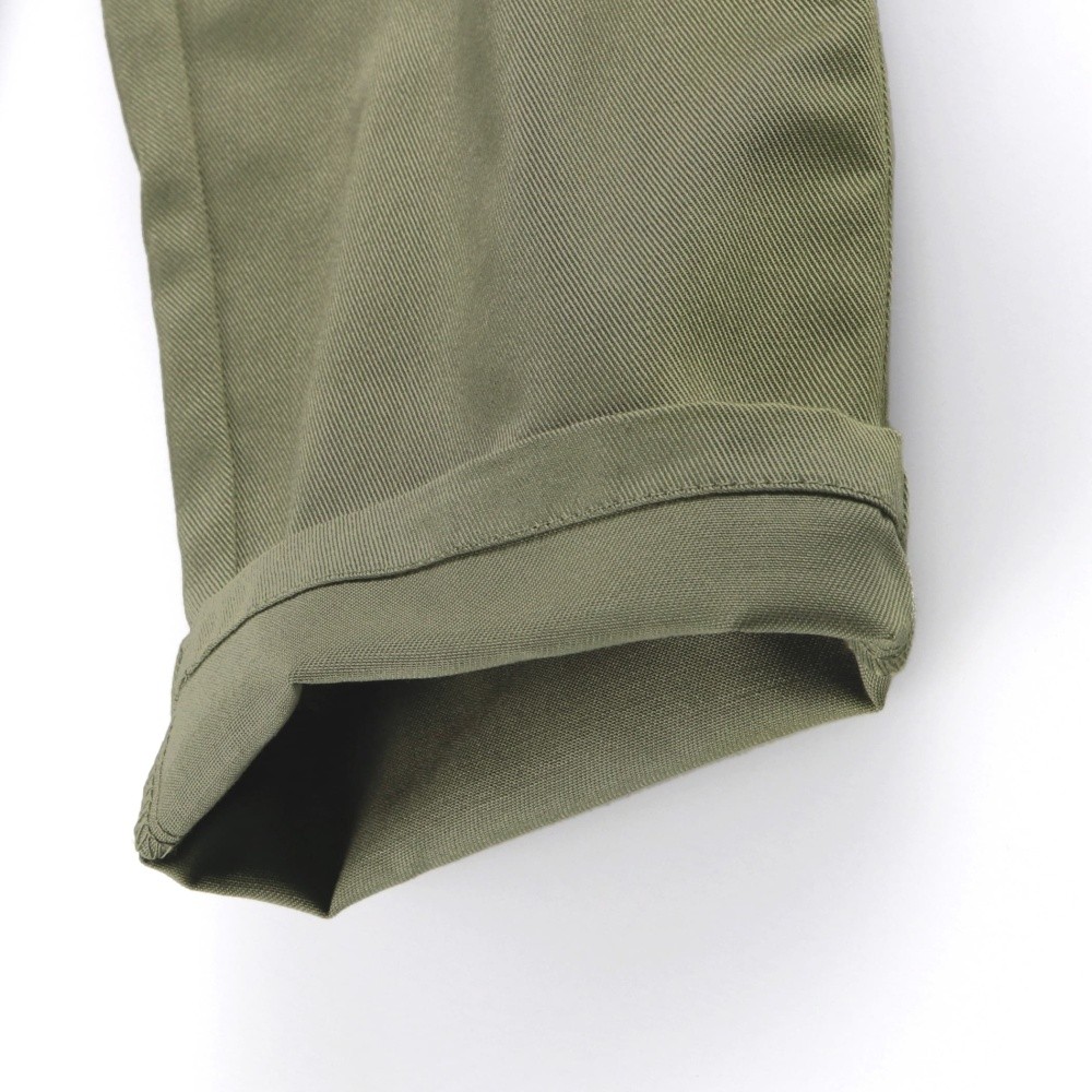 カーキグリーン