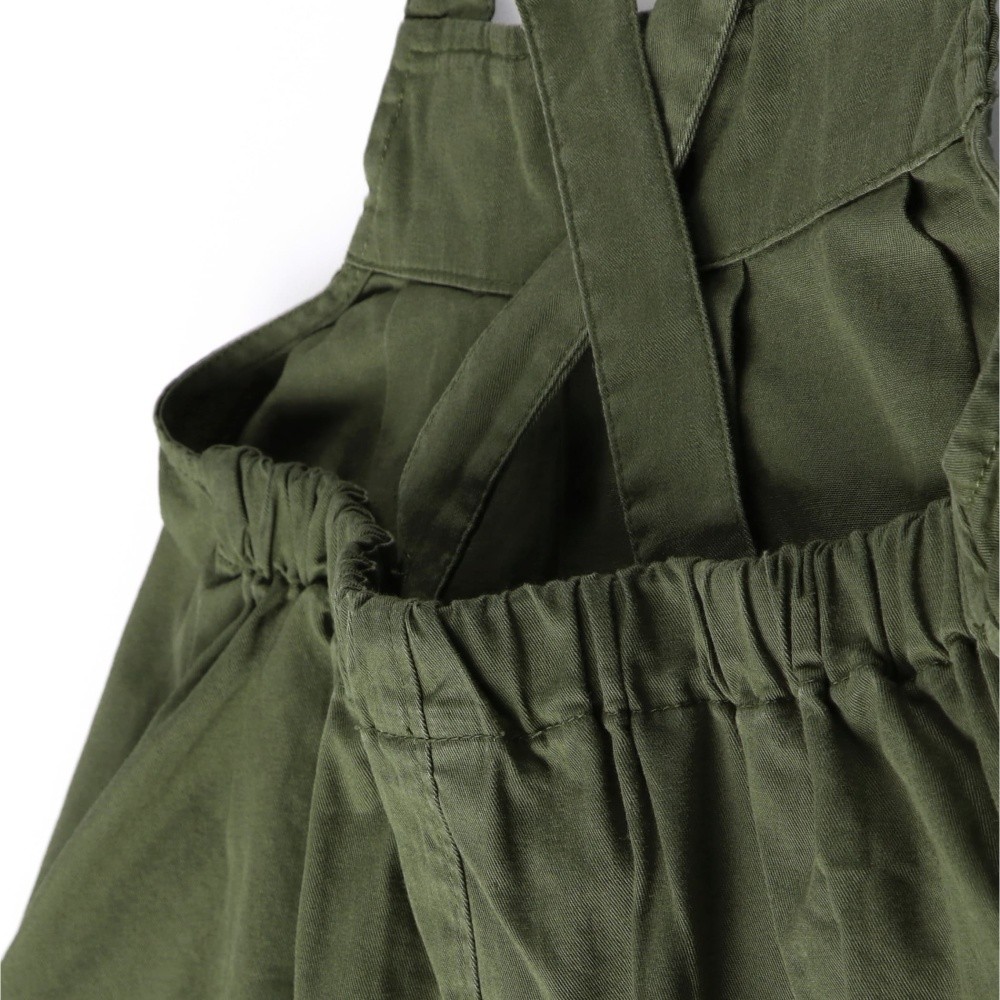 カーキグリーン