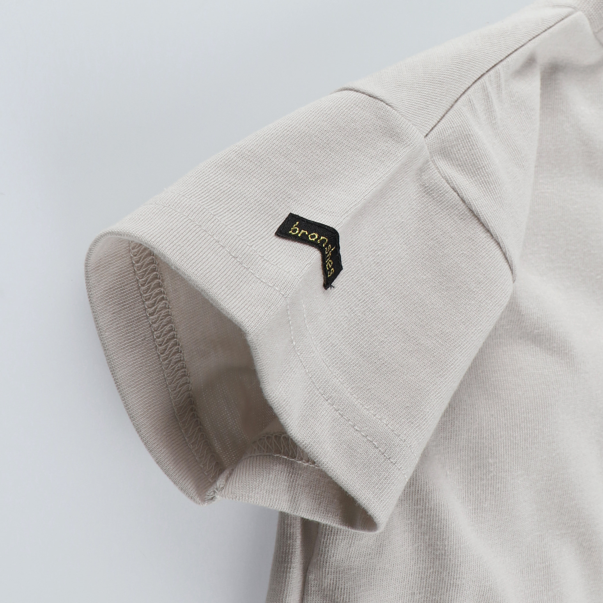 ライトベージュ