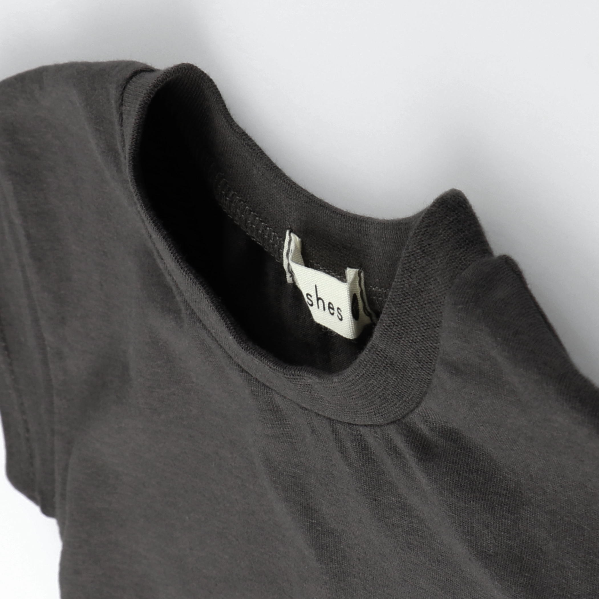 チャコールグレー