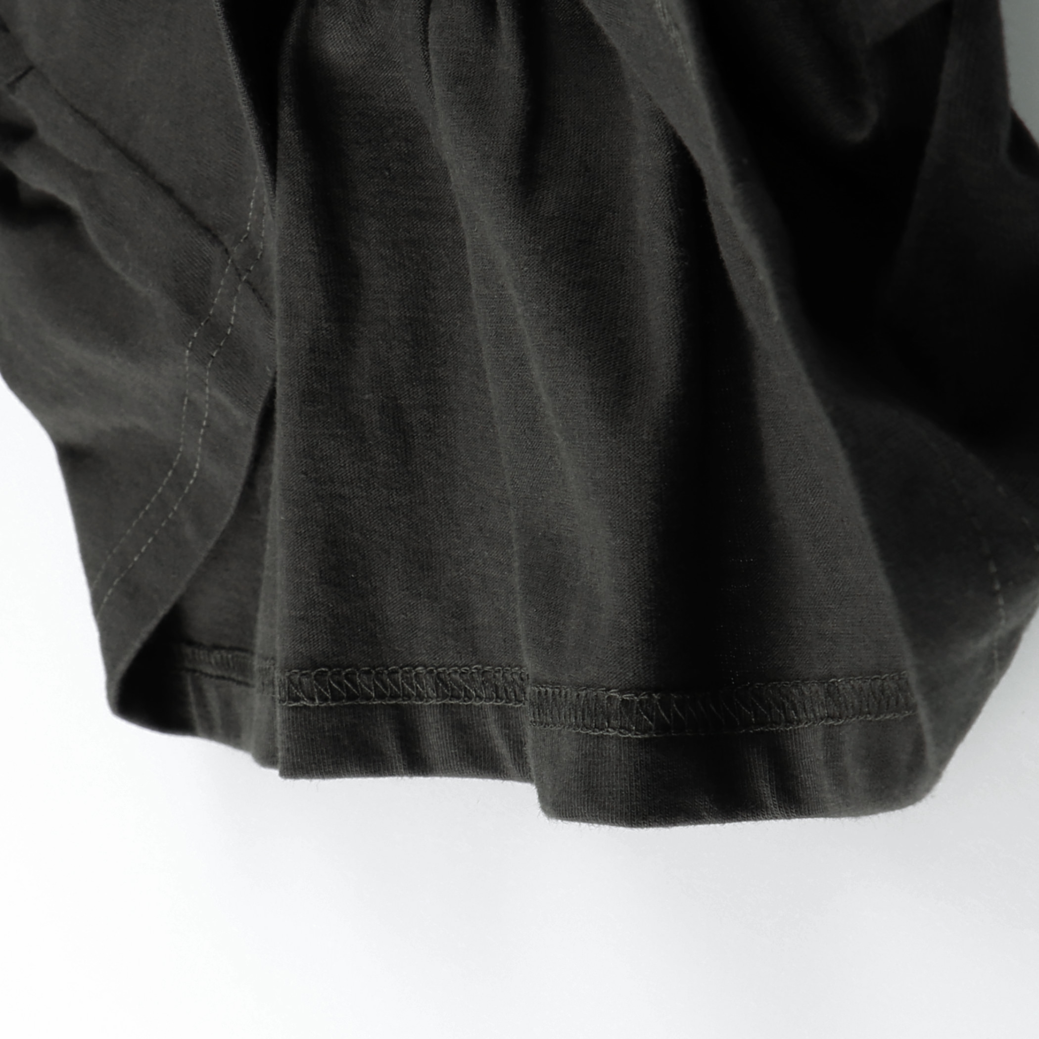 チャコールグレー