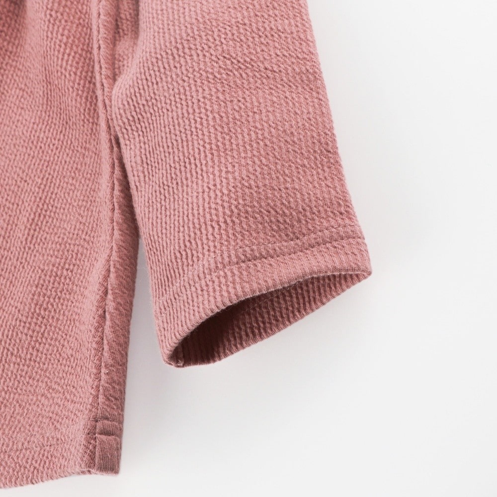 サーモンピンク