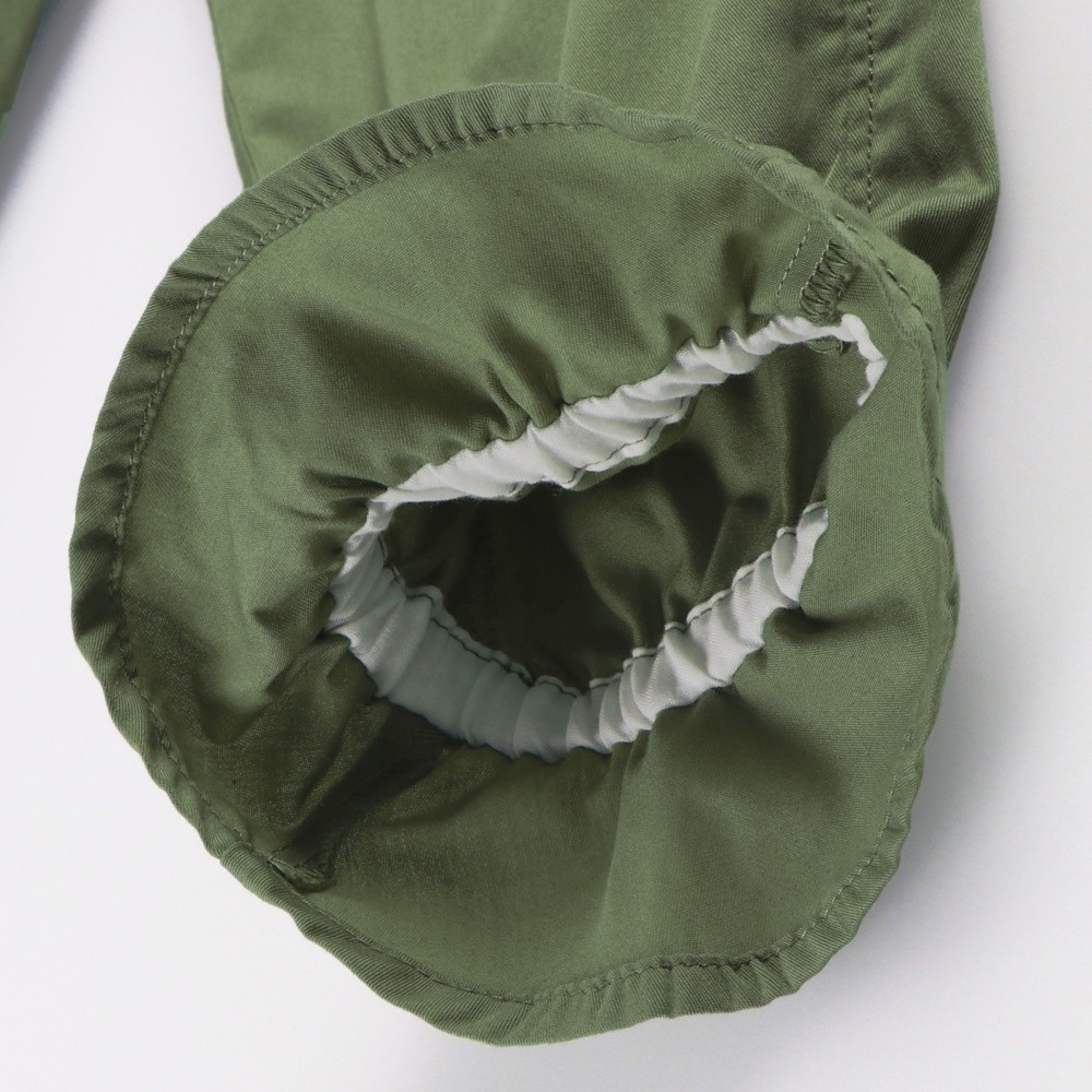 カーキグリーン