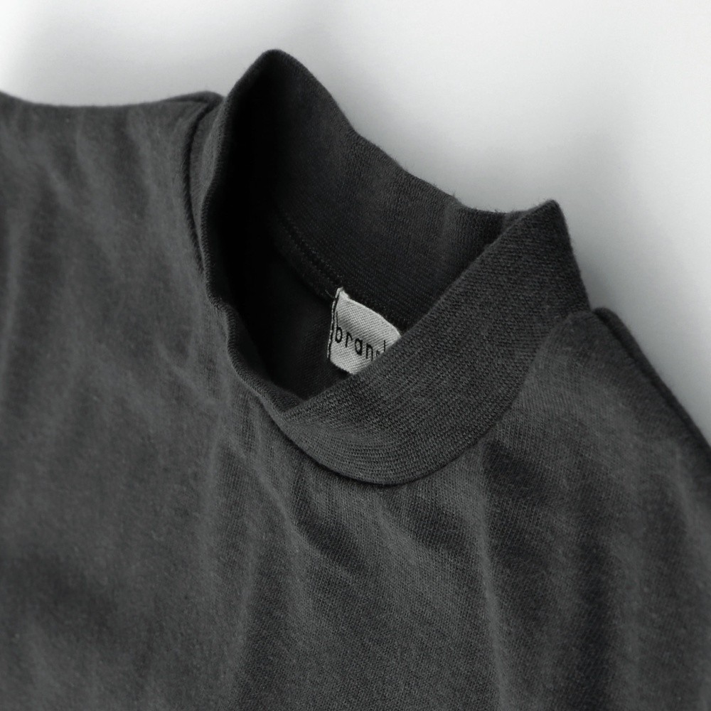 チャコールグレー