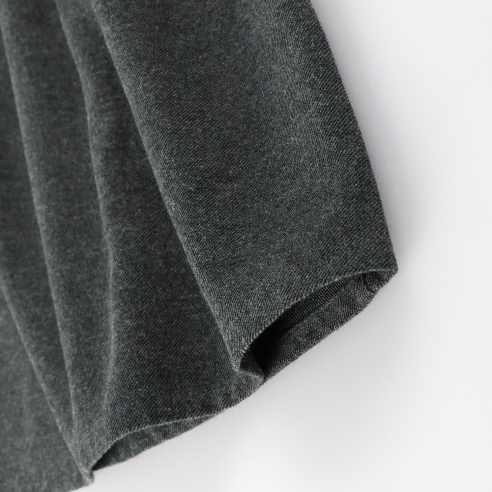 チャコールグレー