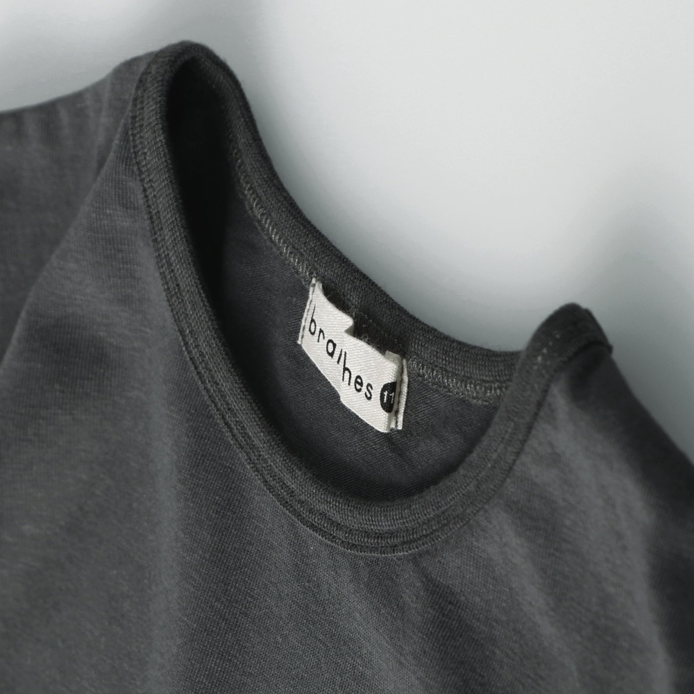 チャコールグレー