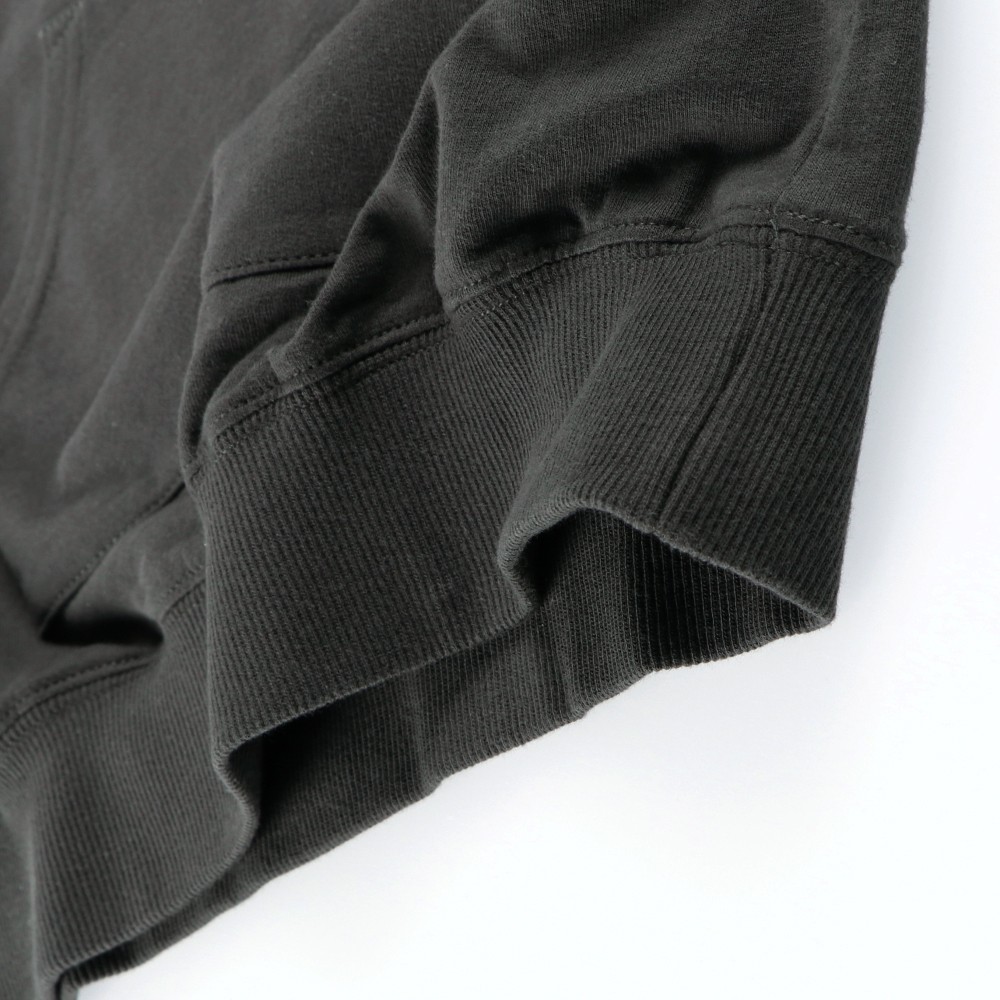 チャコールグレー