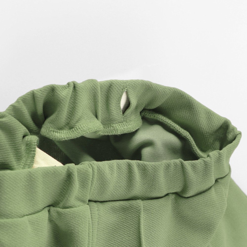 カーキグリーン