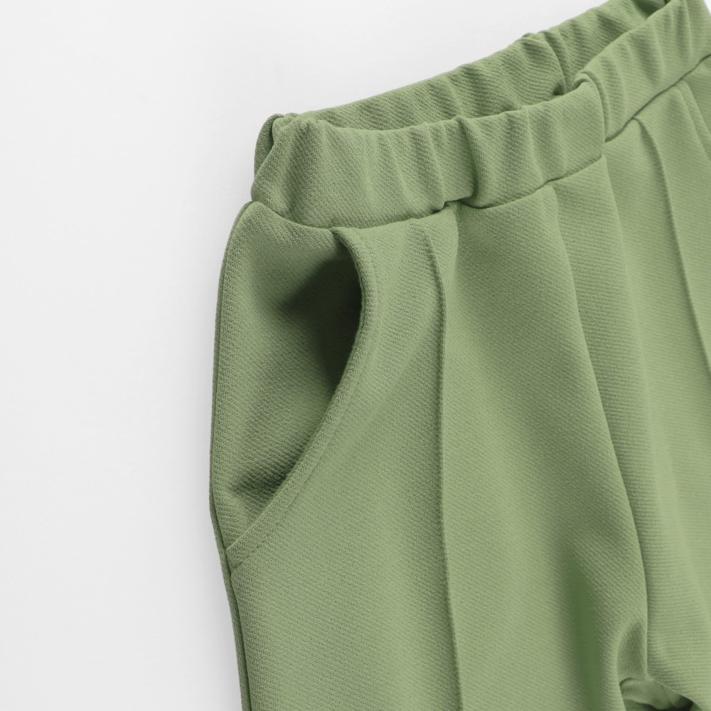 カーキグリーン